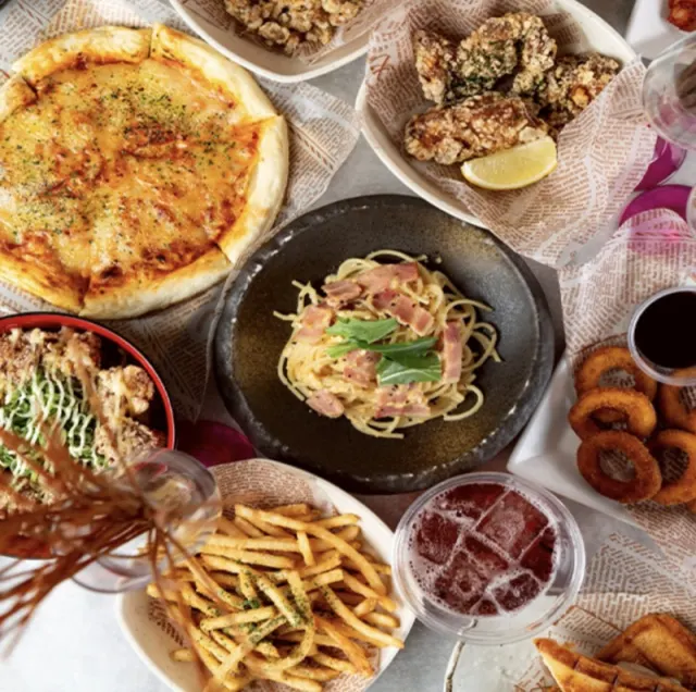 ピザやからあげ、パスタなどが並ぶASOBIBARのフード
