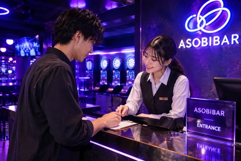 ネオンが輝くASOBIBARの受付カウンターで、男性がスタッフに案内されて入店手続きをしている様子